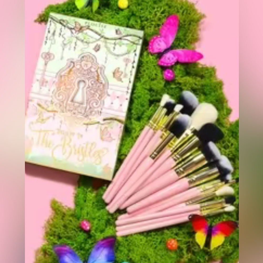 P. Louise 'Believe in the Bristles' 20 piece Boxed Makeup Brush Set.